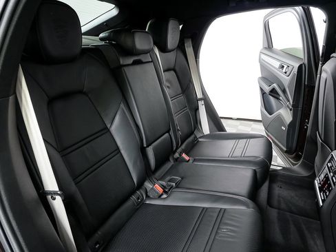 Certified 2023 Porsche Cayenne Coupe AWD/4WD image 24