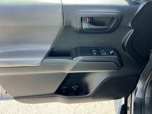 Used 2022 Toyota Tacoma SR AWD/4WD image 14