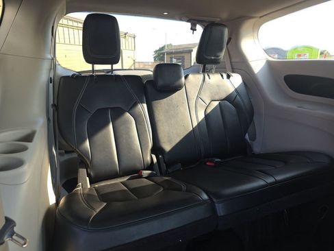 Used 2024 Chrysler Pacifica Touring-L image 13