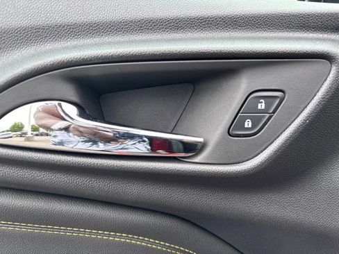 Used 2025 Chevrolet Trax LT w/ Sunroof Package FWD image 13