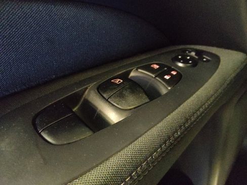 Used 2017 Nissan Pathfinder S image 27