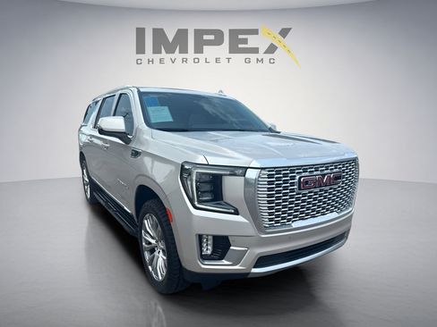 Used 2023 GMC Yukon XL Denali w/ Advanced Technology Package AWD/4WD image 7