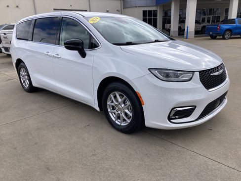 Used 2024 Chrysler Pacifica Touring-L image 3