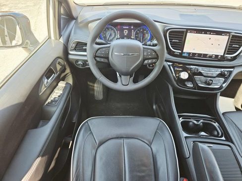 Certified 2024 Chrysler Pacifica Limited w/ S Appearance Package AWD/4WD image 11