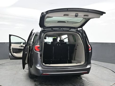 Used 2023 Chrysler Pacifica Touring-L FWD image 47