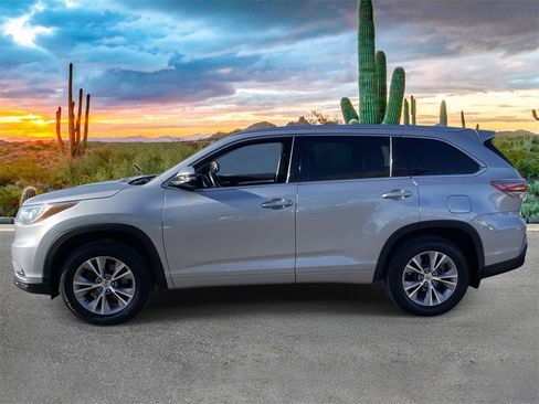 Used 2015 Toyota Highlander XLE image 6
