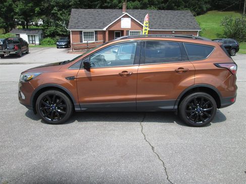 Used 2017 Ford Escape SE w/ Equipment Group 201A AWD/4WD image 1