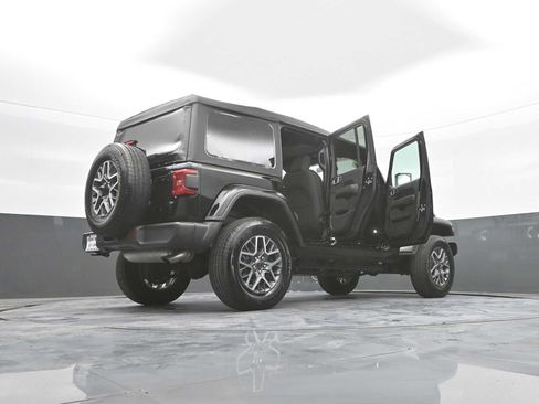 Used 2025 Jeep Wrangler Unlimited Sahara AWD/4WD image 44