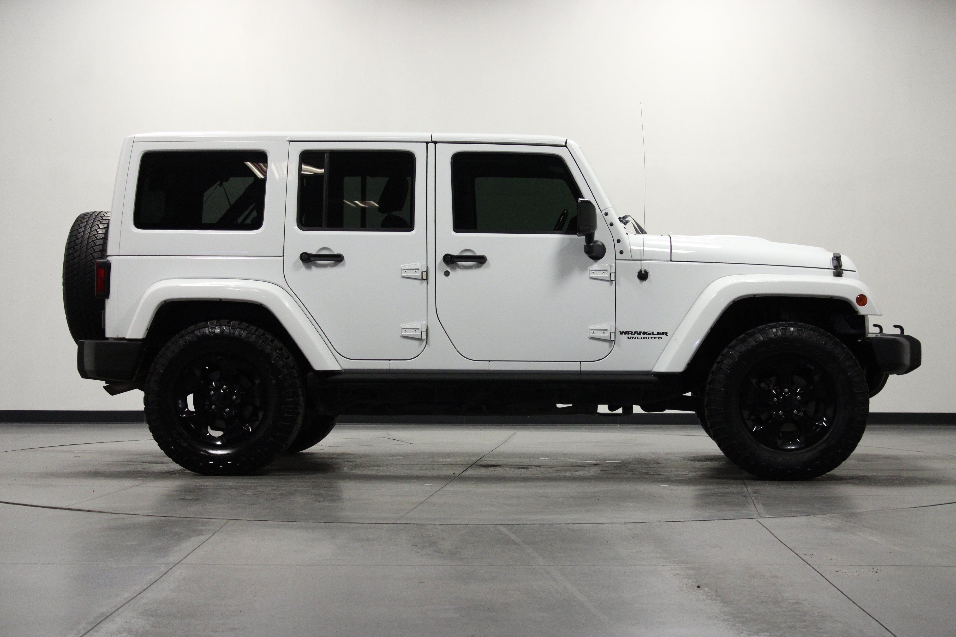 Used 2015 Jeep Wrangler Unlimited Sahara AWD/4WD image 3