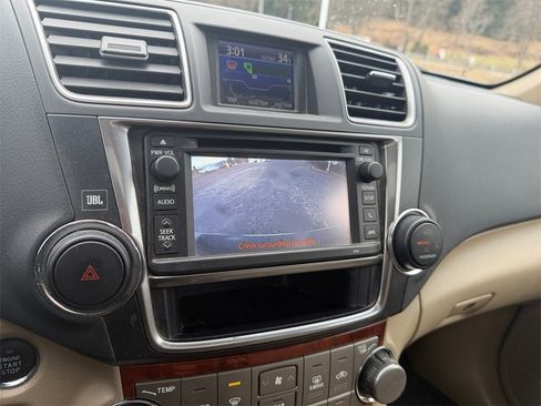 Used 2013 Toyota Highlander Limited image 18