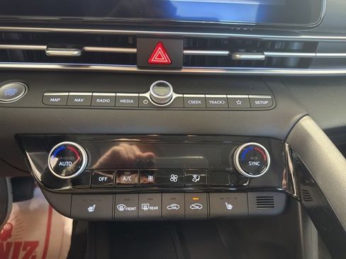 Certified 2025 Hyundai Elantra Limited image 15