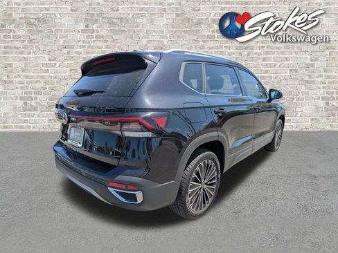 Used 2025 Volkswagen Taos SE FWD image 4