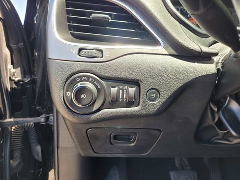 Used 2019 Jeep Cherokee Latitude Plus w/ Comfort/Convenience Group FWD image 30