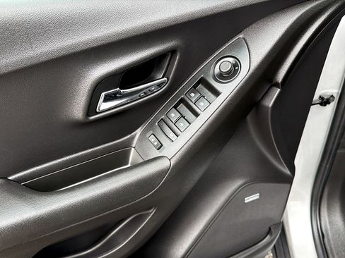 Used 2019 Chevrolet Trax LT w/ Sun & Sound Package FWD image 12