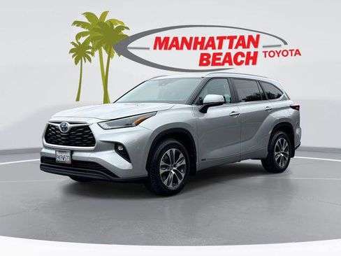 Certified 2024 Toyota Highlander XLE AWD/4WD image 1