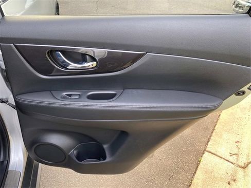 Used 2019 Nissan Rogue SV w/ Premium Package image 35