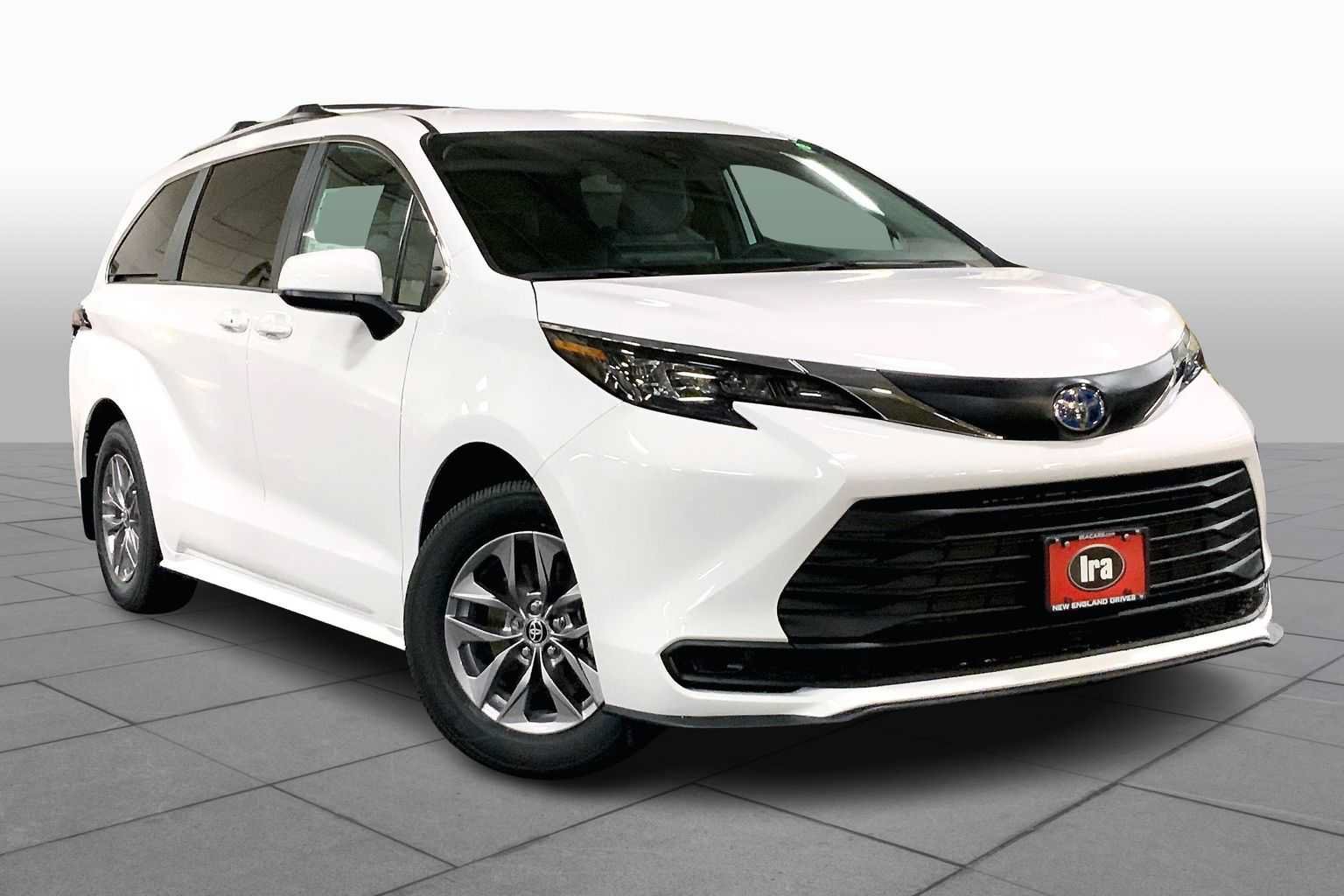 Used 2025 Toyota Sienna LE AWD/4WD image 2