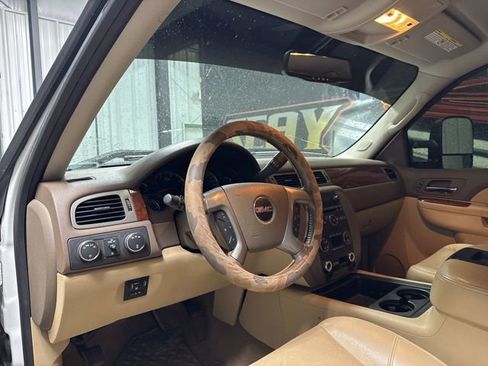 Used 2014 GMC Sierra 2500 SLT w/ Suspension Package, Off-Road image 4