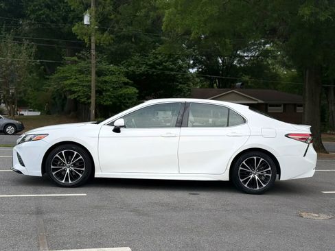 Used 2018 Toyota Camry SE FWD image 3