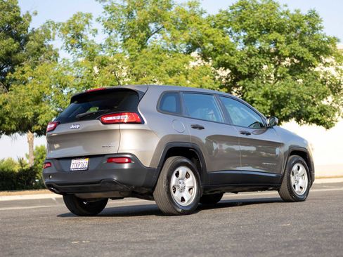 Used 2016 Jeep Cherokee Sport image 7