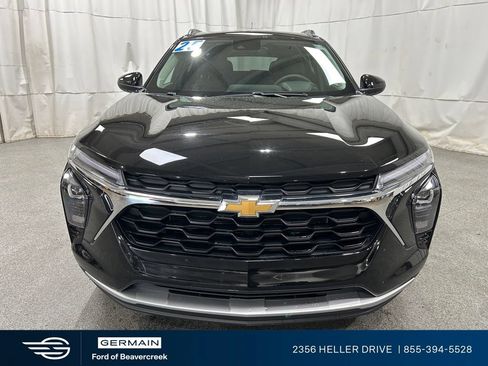 Used 2025 Chevrolet Trax LT FWD image 3
