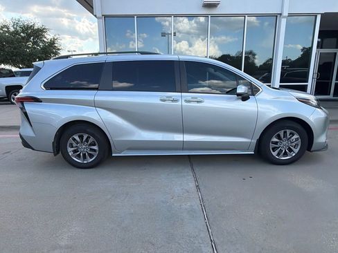 Used 2022 Toyota Sienna XLE FWD image 5