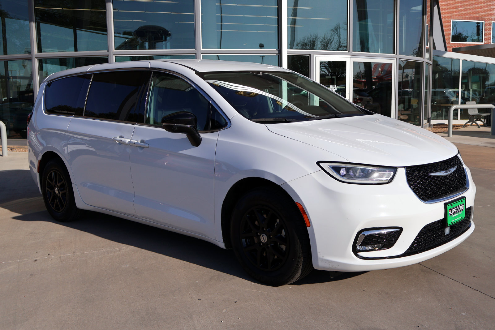 Used 2024 Chrysler Pacifica Touring-L FWD image 4