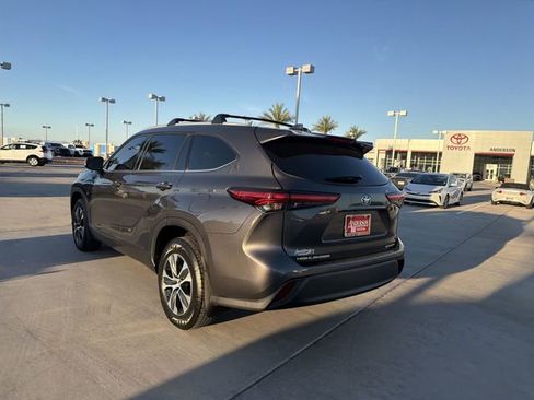 Used 2022 Toyota Highlander XLE image 7