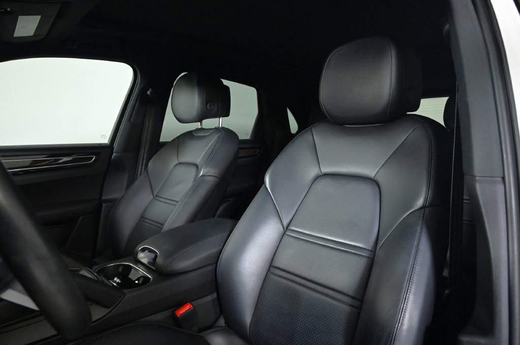 Used 2023 Porsche Cayenne w/ Premium Package AWD/4WD image 5