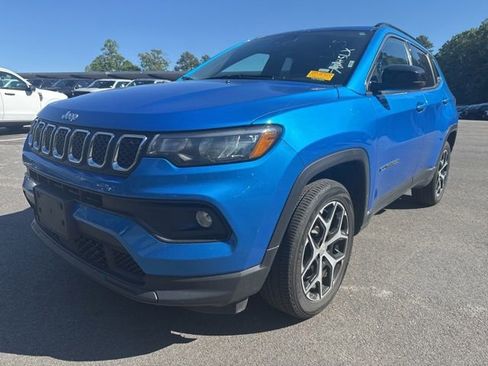 Used 2024 Jeep Compass Latitude AWD/4WD image 1
