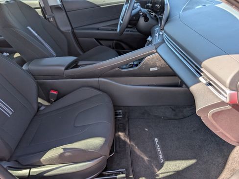 Certified 2025 Hyundai Elantra SEL image 28