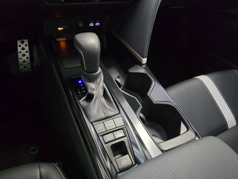 Used 2025 Toyota Camry SE image 34