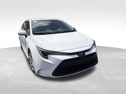 Used 2025 Toyota Corolla LE w/ Convenience Package FWD image 5