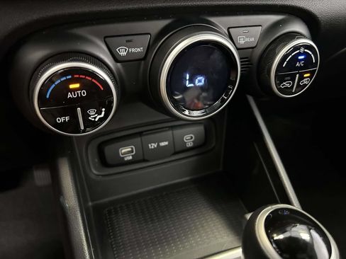 Used 2025 Hyundai Venue SEL FWD image 25