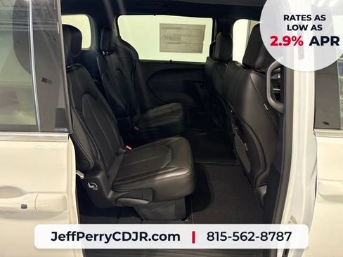 New 2027 Chrysler Pacifica Select FWD image 22