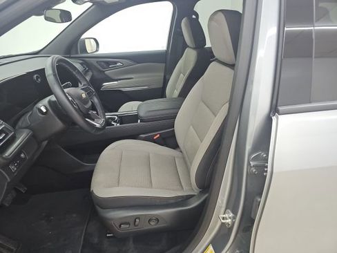 Used 2025 Chevrolet Traverse LT image 4