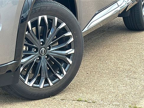 Used 2025 Nissan Rogue Platinum w/ Tech Package image 3