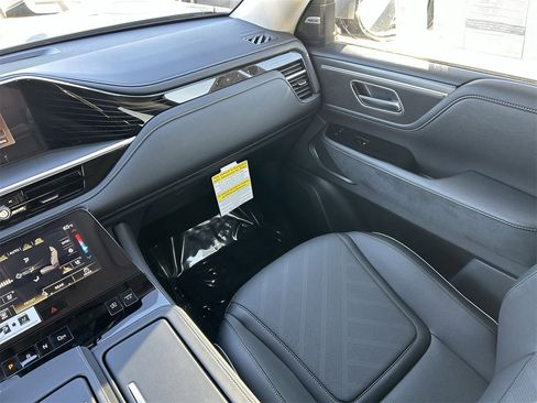 New 2026 INFINITI QX80 Luxe image 18