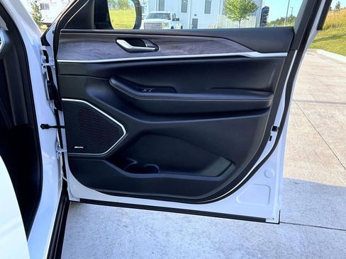 Used 2023 Jeep Grand Cherokee 4WD 4xe image 17