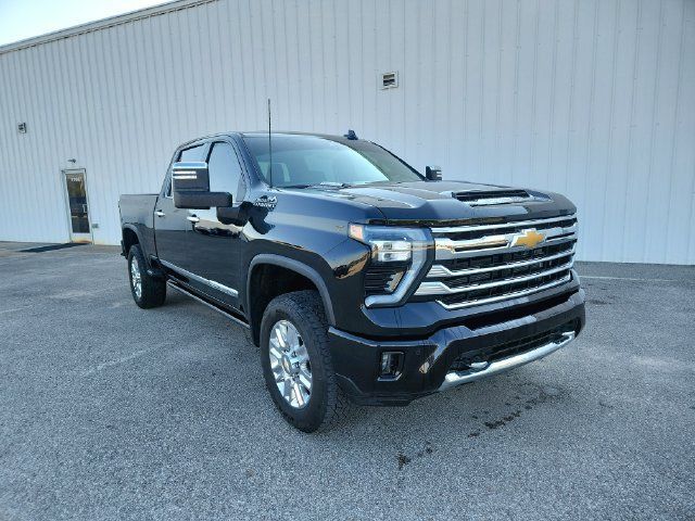 Used 2025 Chevrolet Silverado 2500 High Country w/ High Country Premium Package AWD/4WD image 3