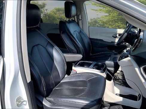 Used 2023 Chrysler Pacifica Touring-L FWD image 7