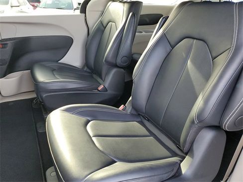 Used 2024 Chrysler Pacifica Select image 28