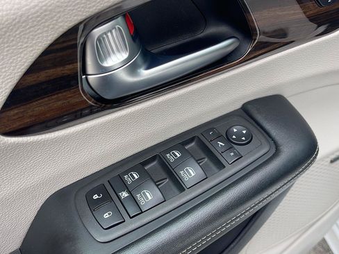 Used 2022 Chrysler Pacifica Limited FWD image 15
