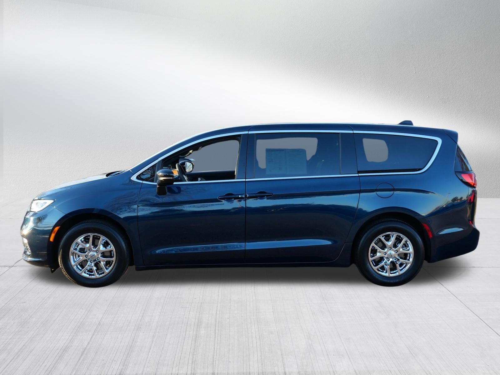 Used 2025 Chrysler Pacifica Select FWD image 3