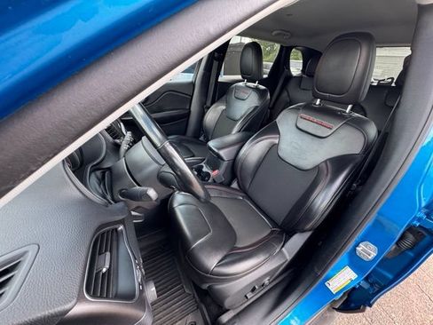 Used 2020 Jeep Cherokee Trailhawk w/ Cold Weather Group AWD/4WD image 9