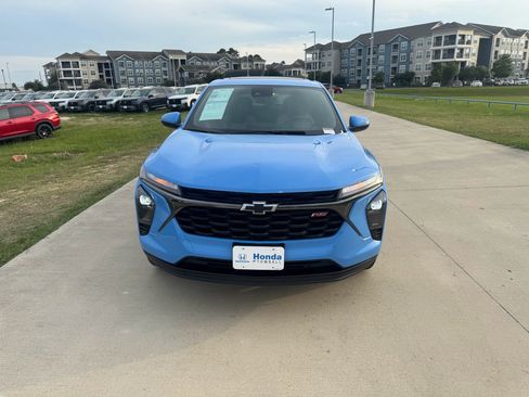 Used 2024 Chevrolet Trax RS w/ Sunroof Package FWD image 3
