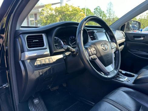 Used 2017 Toyota Highlander SE AWD/4WD image 10