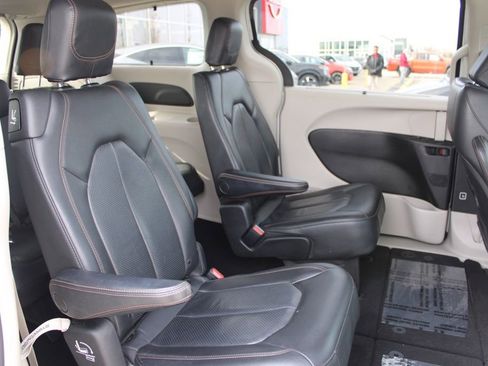 Used 2019 Chrysler Pacifica Touring-L image 23