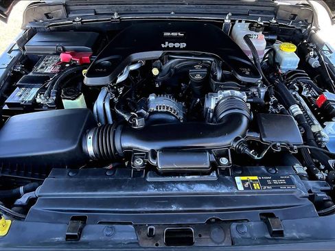 Used 2018 Jeep Wrangler Unlimited Sahara image 31