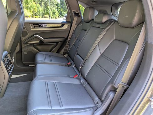 Certified 2025 Porsche Cayenne AWD/4WD image 31